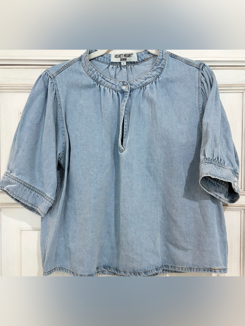 NWOT SZ L Velvet Heart Light Blue Denim Keyhole Blouse
